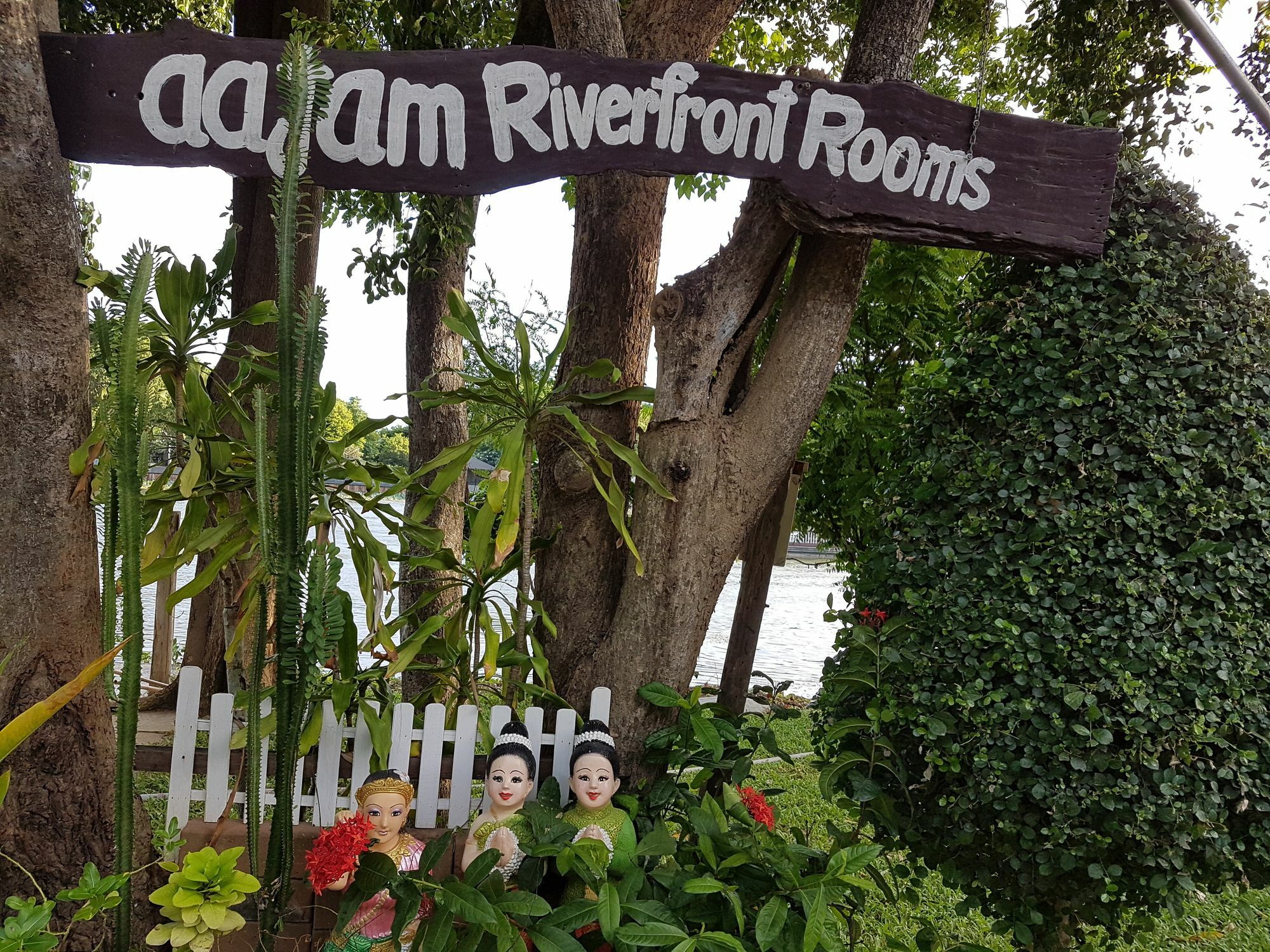 Aajam Riverfront Rooms Канчанабури Экстерьер фото